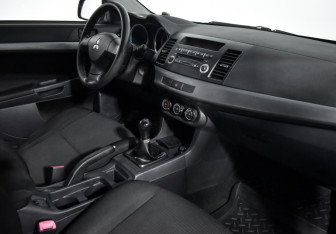 Подержанный автомобиль Mitsubishi Lancer Sedan 2010 года (17 фото)