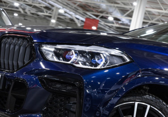 Подержанный автомобиль BMW X6 2021 года (2 фото)