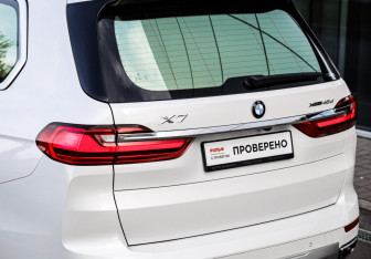 Подержанный автомобиль BMW X7 2021 года (10 фото)