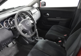 Подержанный автомобиль Nissan Tiida Hatchback 2010 года (9 фото)