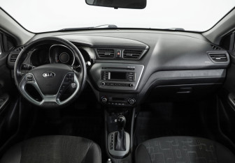 Подержанный автомобиль Kia Rio Sedan 2016 года (10 фото)