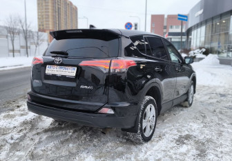 Подержанный автомобиль Toyota RAV4 2018 года (4 фото)