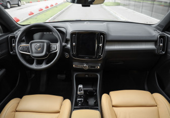 Подержанный автомобиль Volvo XC40 2021 года (14 фото)