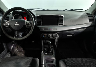 Подержанный автомобиль Mitsubishi Lancer Sedan 2009 года (14 фото)