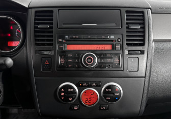 Подержанный автомобиль Nissan Tiida Hatchback 2011 года (18 фото)