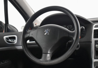 Подержанный автомобиль Peugeot 307 Hatchback 2007 года (13 фото)