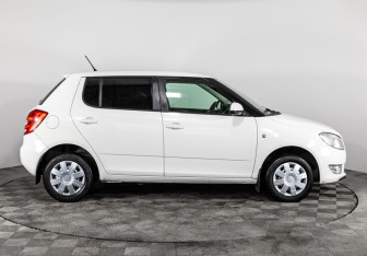 Подержанный автомобиль Skoda Fabia Hatchback 2012 года (4 фото)