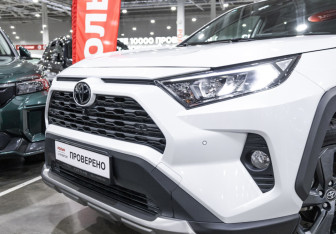 Подержанный автомобиль Toyota RAV4 2022 года (4 фото)