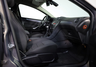Подержанный автомобиль Ford Mondeo Sedan 2013 года (19 фото)