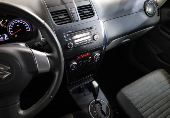 Подержанный автомобиль Suzuki SX4 Hatchback 2011 года (17 фото)
