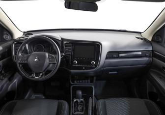 Подержанный автомобиль Mitsubishi Outlander 2022 года (9 фото)