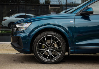 Подержанный автомобиль Audi Q8 2019 года (10 фото)