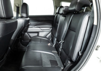 Подержанный автомобиль Mitsubishi Outlander 2012 года (10 фото)