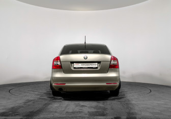 Подержанный автомобиль Skoda Octavia Liftback 2011 года (6 фото)