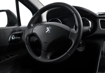 Подержанный автомобиль Peugeot 3008 2012 года (13 фото)