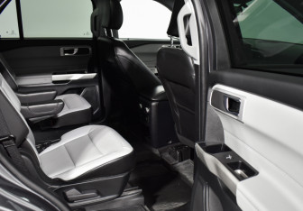 Подержанный автомобиль Ford Explorer 2021 года (13 фото)