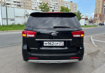 Подержанный автомобиль Kia Carnival 2017 года (4 фото)