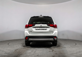 Подержанный автомобиль Mitsubishi Outlander 2018 года (6 фото)
