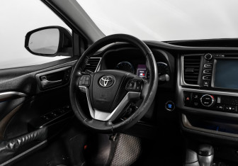 Подержанный автомобиль Toyota Highlander 2014 года (20 фото)