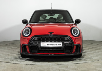 Подержанный автомобиль MINI Hatch 2021 года (2 фото)