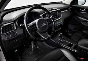 Подержанный автомобиль Kia Sorento 2016 года (9 фото)
