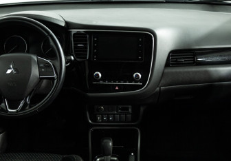 Подержанный автомобиль Mitsubishi Outlander 2021 года (14 фото)