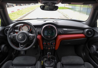 Подержанный автомобиль MINI Hatch 2020 года (12 фото)