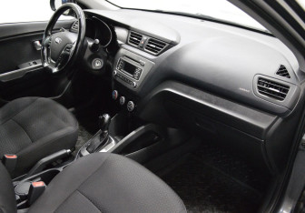 Подержанный автомобиль Kia Rio Hatchback 2017 года (12 фото)