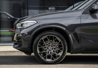 Подержанный автомобиль BMW X5 2019 года (10 фото)