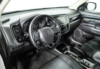 Подержанный автомобиль Mitsubishi Outlander 2019 года (11 фото)