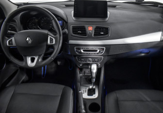 Подержанный автомобиль Renault Fluence 2011 года (15 фото)