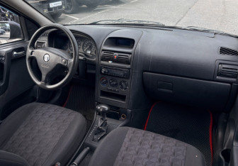 Подержанный автомобиль Opel Astra Hatchback 2003 года (10 фото)