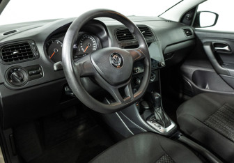 Подержанный автомобиль Volkswagen Polo Sedan 2017 года (11 фото)