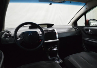 Подержанный автомобиль Citroen C4 Hatchback 2009 года (9 фото)