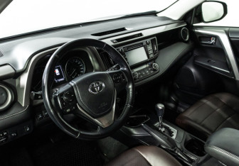 Подержанный автомобиль Toyota RAV4 2016 года (11 фото)