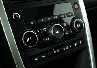 Подержанный автомобиль Land Rover Discovery Sport 2017 года (18 фото)