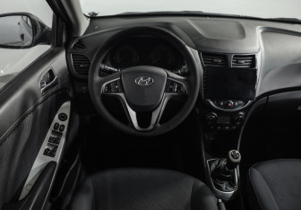 Подержанный автомобиль Hyundai Solaris Sedan 2012 года (11 фото)