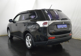 Подержанный автомобиль Mitsubishi Outlander 2014 года (7 фото)