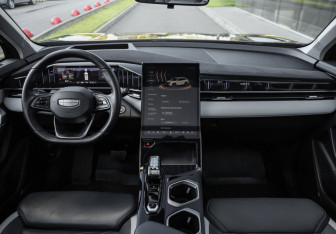 Подержанный автомобиль Geely Atlas 2024 года (13 фото)
