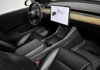 Подержанный автомобиль Tesla Model 3 2019 года (12 фото)