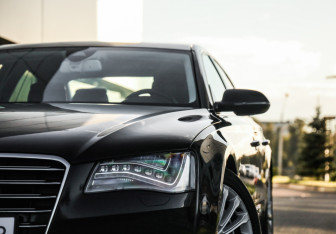 Подержанный автомобиль Audi A8 2011 года (2 фото)