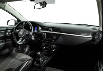 Подержанный автомобиль Kia Rio Sedan 2017 года (9 фото)
