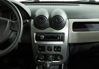 Подержанный автомобиль Renault Sandero 2012 года (14 фото)