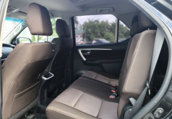 Подержанный автомобиль Toyota Fortuner 2019 года (10 фото)