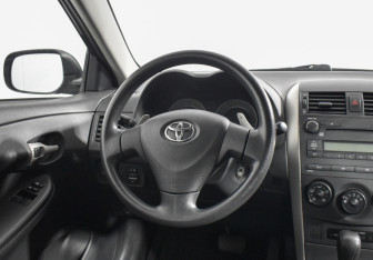 Подержанный автомобиль Toyota Corolla Sedan 2007 года (14 фото)