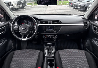 Подержанный автомобиль Kia Rio Sedan 2018 года (13 фото)