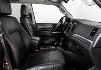 Подержанный автомобиль Mitsubishi Pajero 2014 года (19 фото)