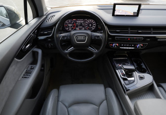Подержанный автомобиль Audi Q7 2019 года (13 фото)