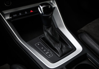 Подержанный автомобиль Audi Q3 2021 года (21 фото)