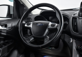Подержанный автомобиль Ford Kuga 2015 года (15 фото)